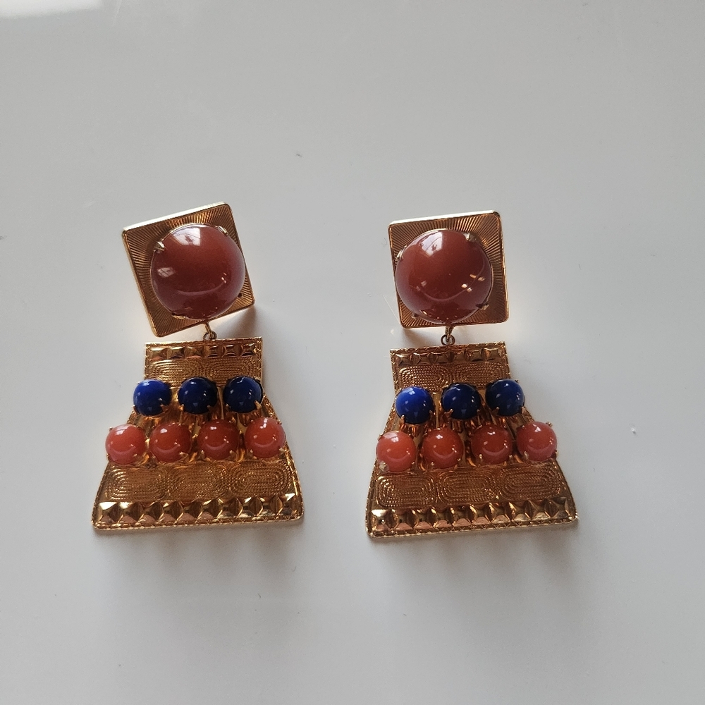 Vintage 60s Gold Tone Screw-On Earrings Coral And Lapis Blue